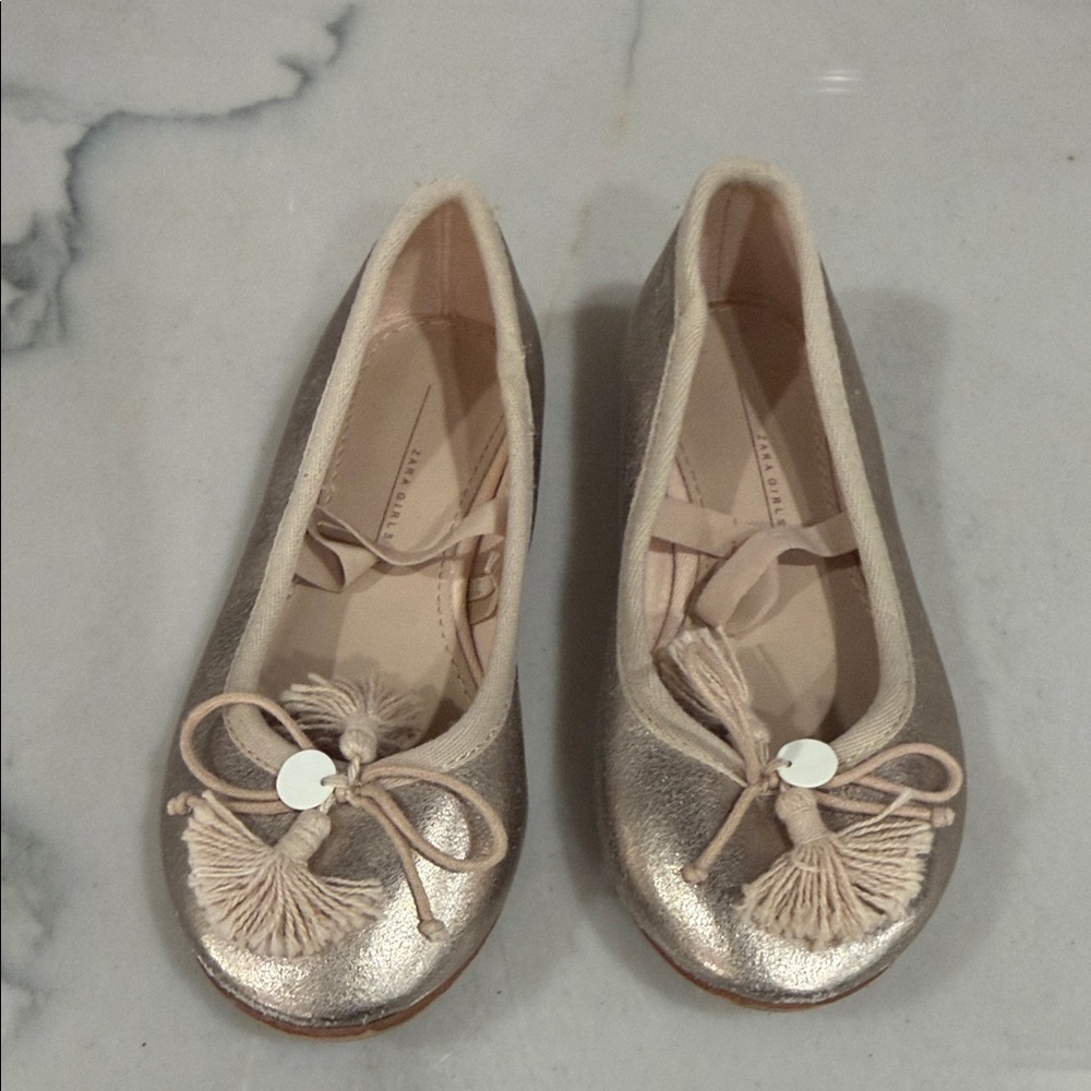 Zara girls champagne dress shoe
Size 8us/25 euro